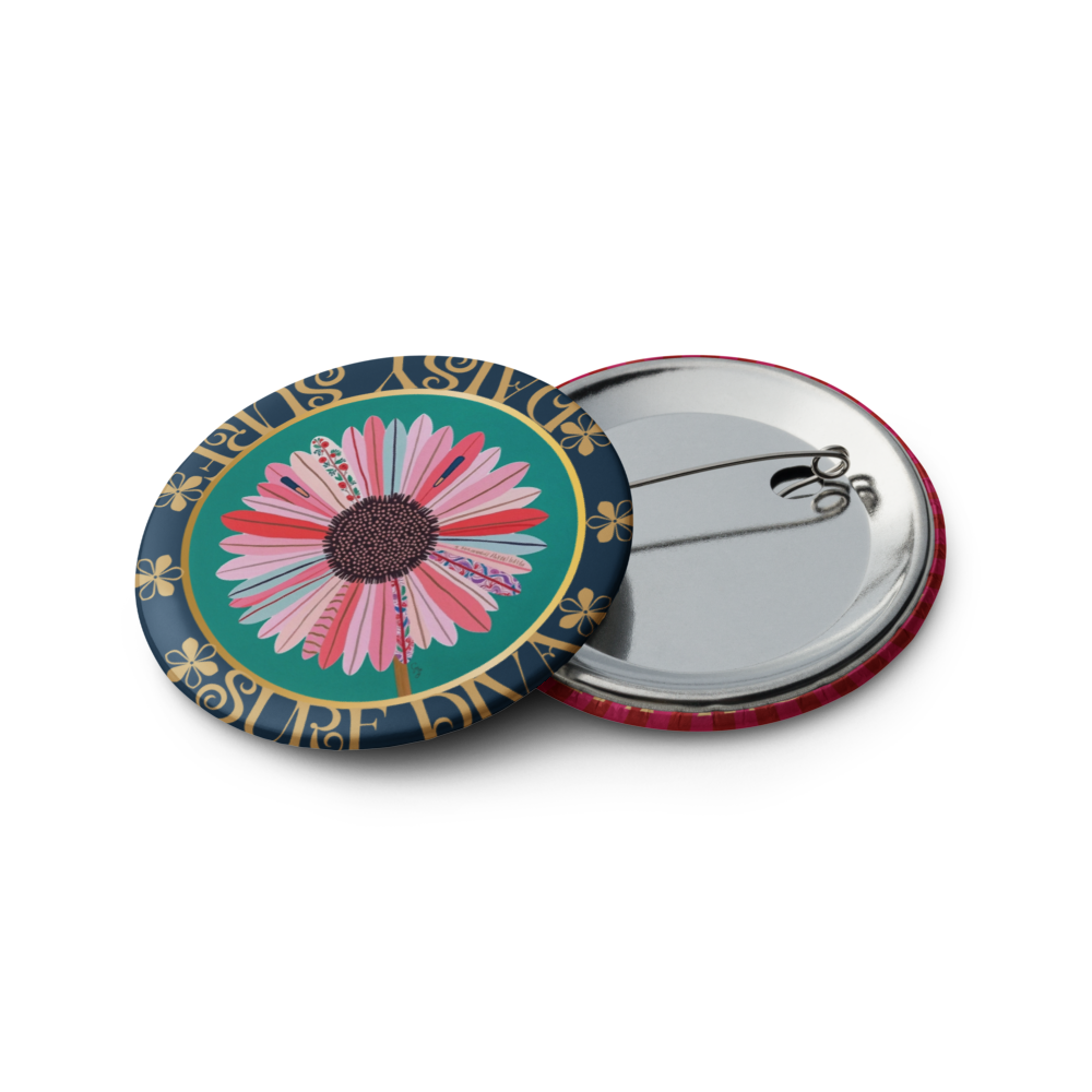 Button badge with daisy floral design on one side and mirror surface on the other, on a white background.